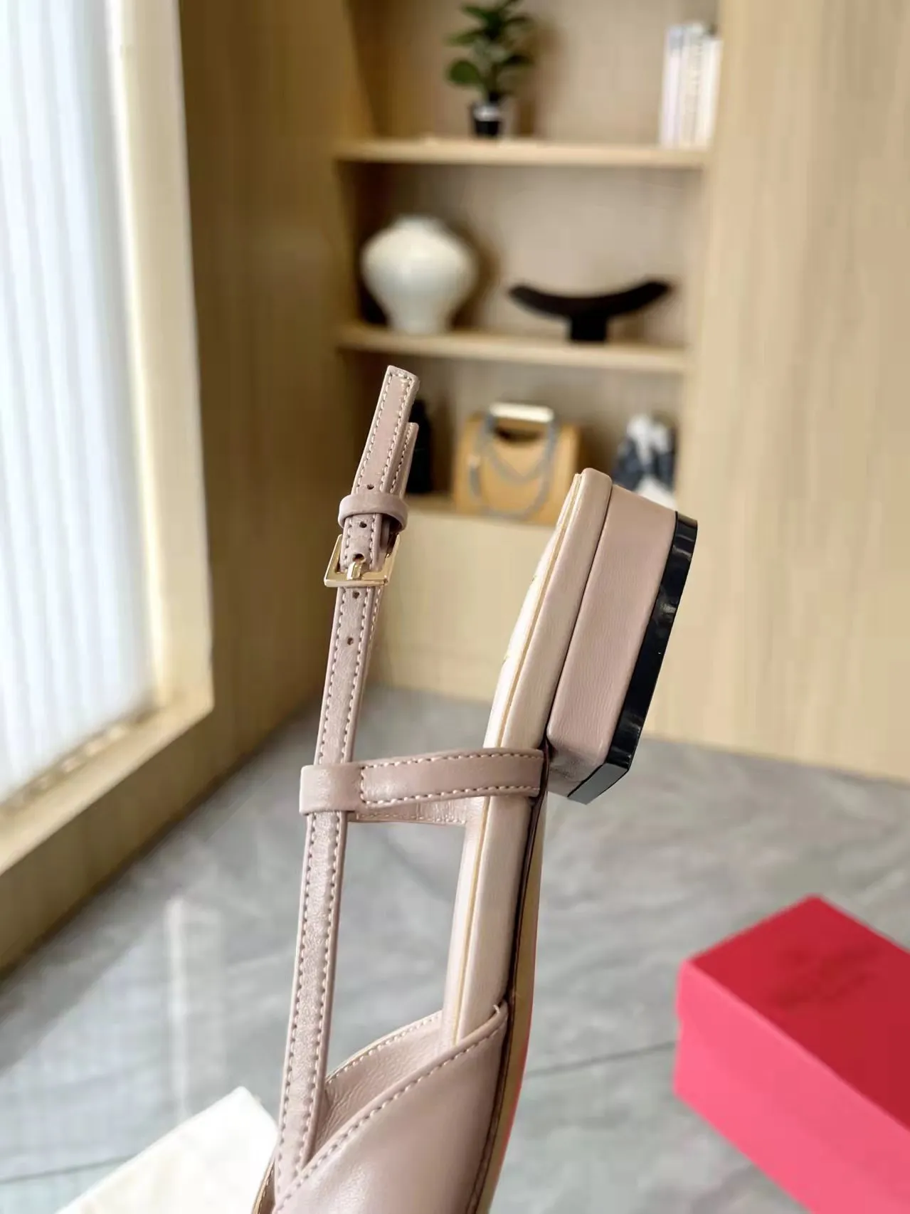 👟👟Ex-factory price 400👟👟 Genuine leather sole +40 Top version 𝑉𝐴𝐿𝐸𝑁𝑇𝐼𝑁𝑂 Valentino new spring and summer women's back hollow new sandals. Unique V-buckle hardware accessories bring out a full sense of luxury. The new season will live up to expectations! Worth buying★Absolutely high-grade❥Original method, Absolutely sensual❥Elegant style, creating a different feeling, simple and elegant style!  Code number: 35-41 (34-42 customized, non-returnable) Fabric: Imported sheepskin Inner foot pads: Inner sheepskin Heel height: 2 cm Leather outsole Rubber outsole